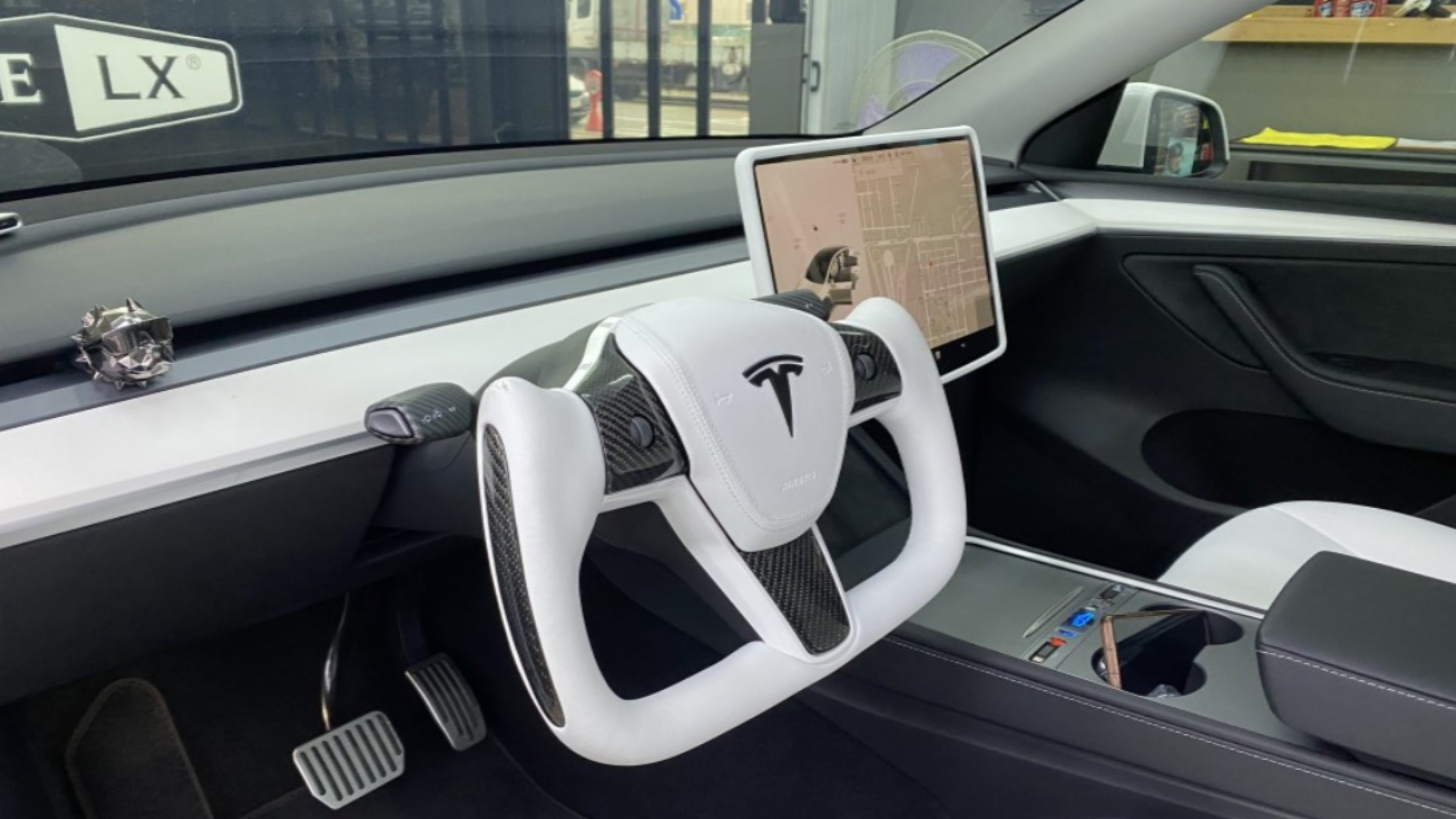 운전대 놓으니 보험료가 반값? 테슬라 차주들 '환호'